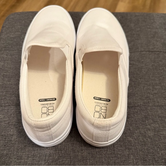 Pre-loved No Boundaries women's canvas slip-on sneakers in white, size 8.5 - Picture 3 of 5